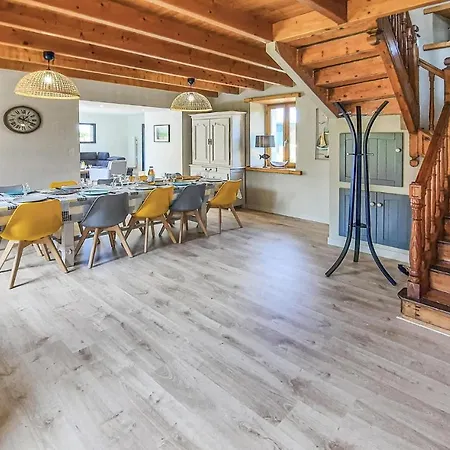 Holiday home 5 Bedroom Stunning In Kerlouan