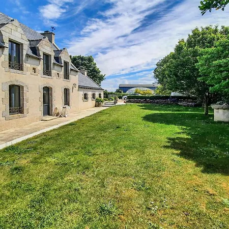 5 Bedroom Stunning In Holiday home Kerlouan